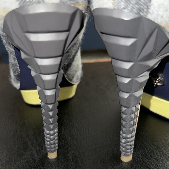 Rachel Roy Grey Yellow Plaid Heels - Picture 5 of 9